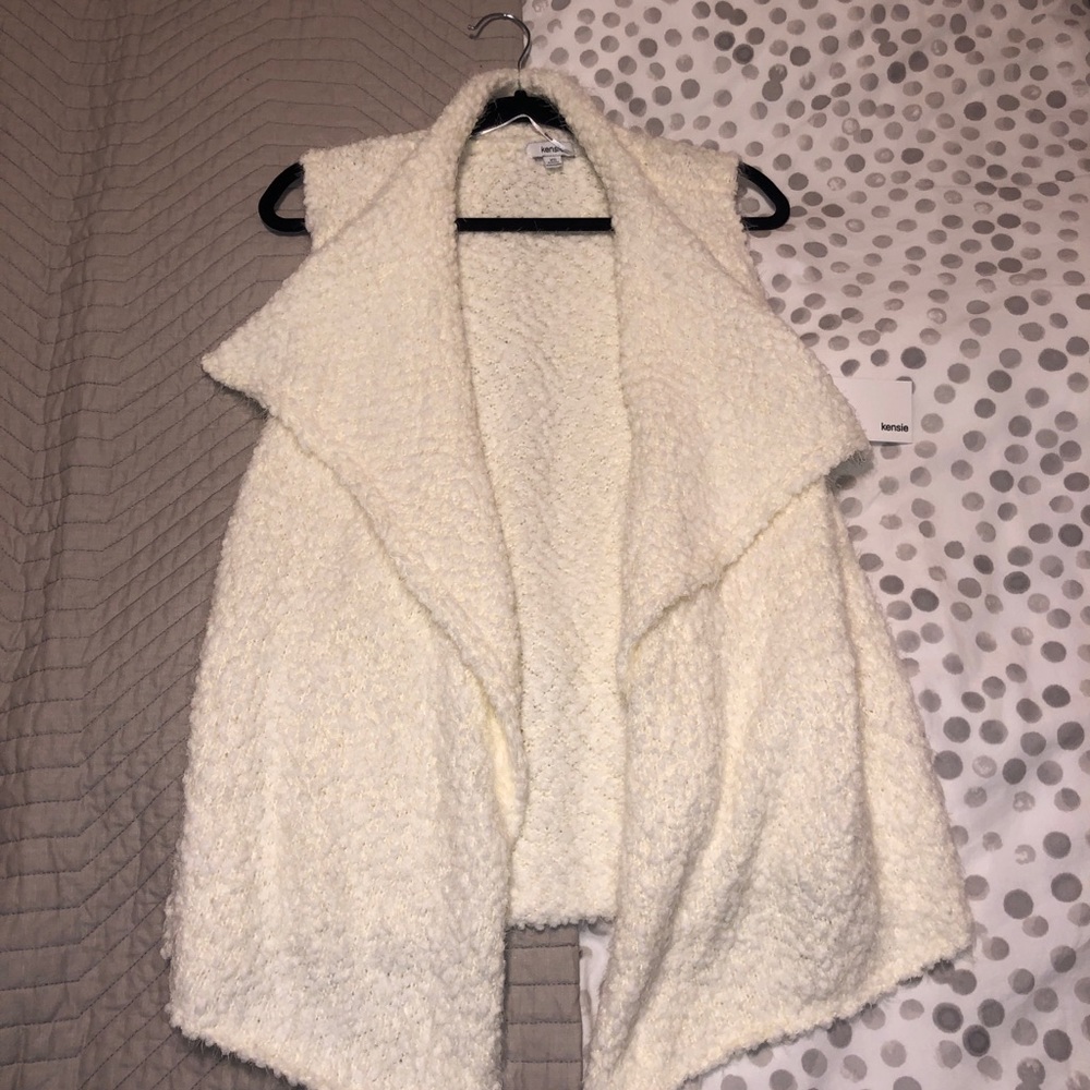 Kensie sleeveless sweater. NEVER WORN, with tags.